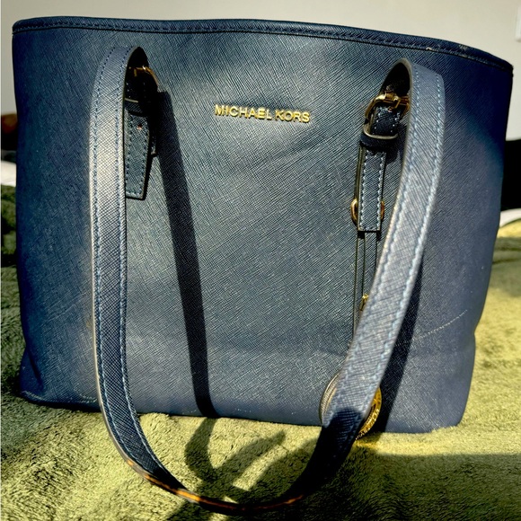 Michael Kors handbag for sell - 100$. In excellent condition. Navy Blue - Picture 1 of 3